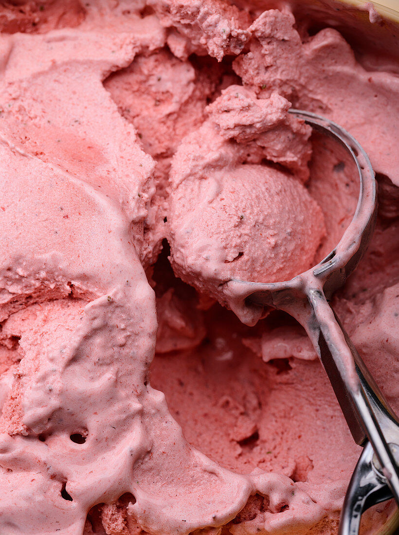 Vegan strawberry ice cream (close-up)