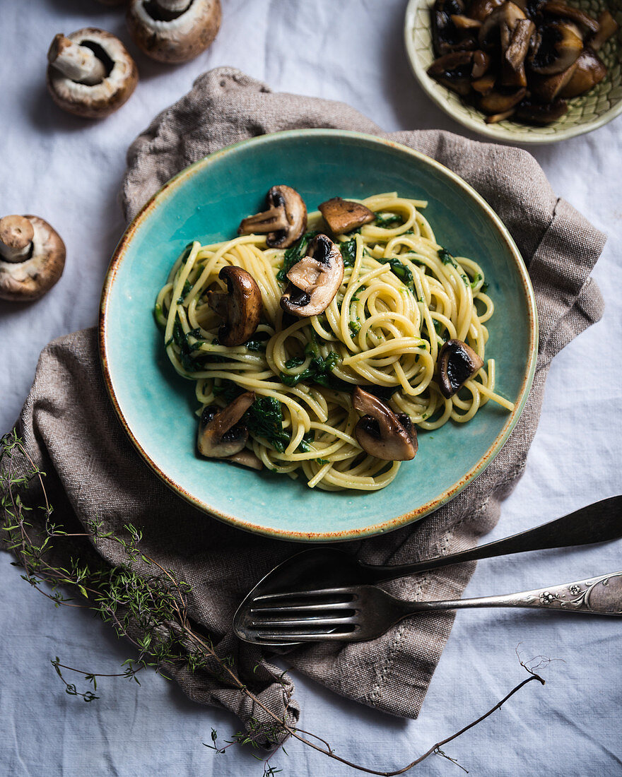 Spaghetti mit Kokos-Spinat-Sauce und braunen Champignons (vegan)