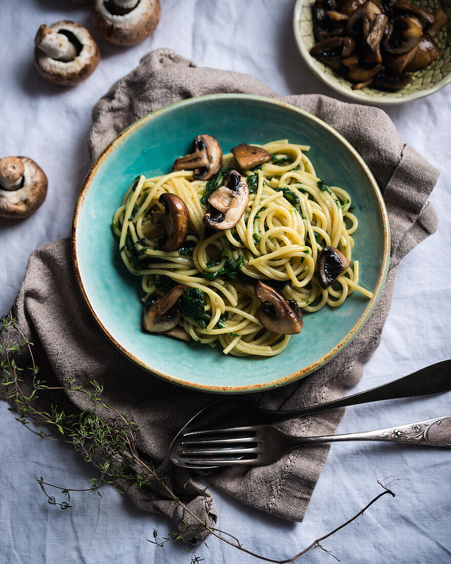 Spaghetti with coconut and spinach sauce and brown mushrooms (vegan)