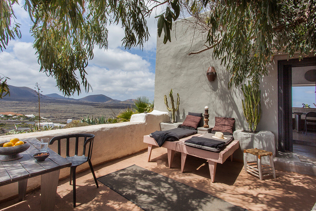 Liegen auf der halbschattigen mediterranen Terrasse