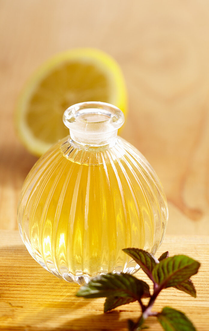 Selbstgemachter Pfefferminz-Zitronen-Essig in der Glasflasche