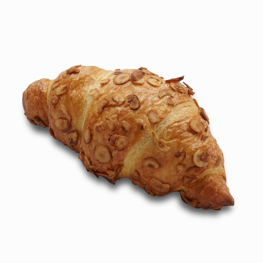 Ein Nuss-Croissant vor weißem Hintergrund