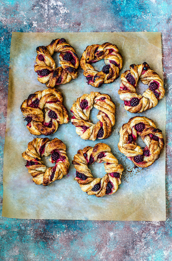 Wreaths of yeast dough with cinnamon and frozen berries