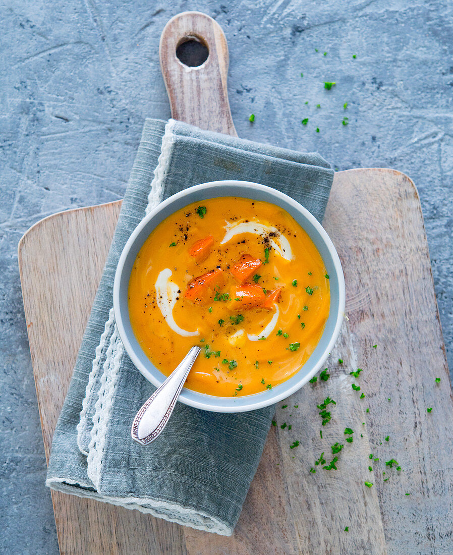 Kürbissuppe mit Kräutern