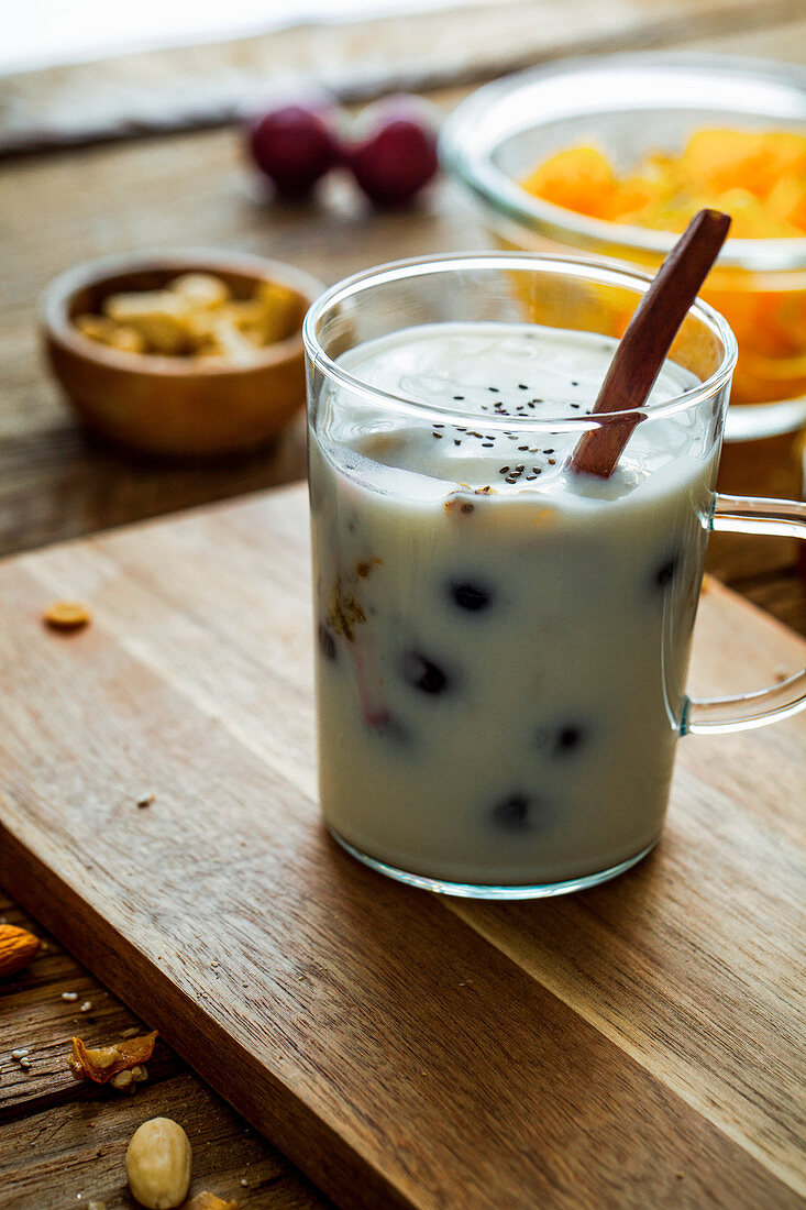 Joghurt mit Müsli, Früchten und Samen als gesundes Frühstück