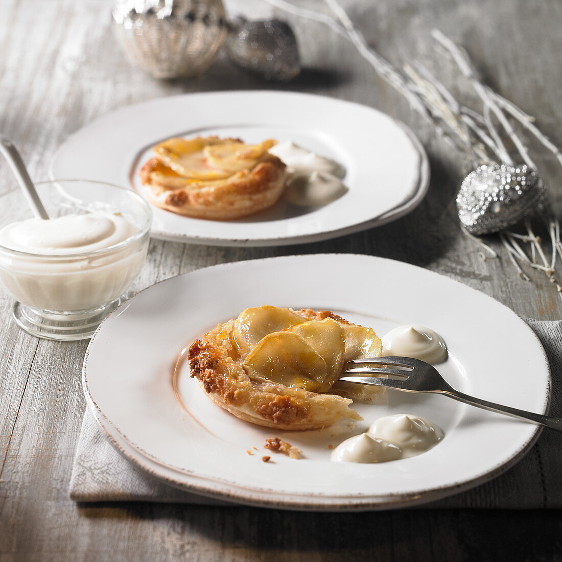 Apple tartlets with cream