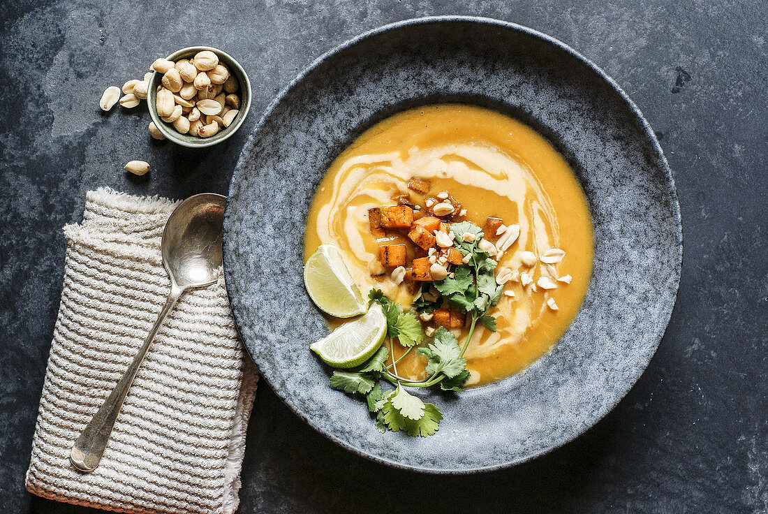 Thailändische Kürbissuppe mit Limetten und Erdnüssen