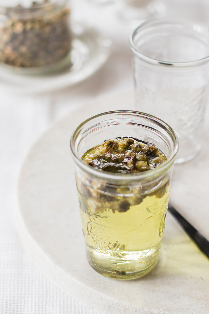 Chrysanthemen-Tee serviert in Gläsern