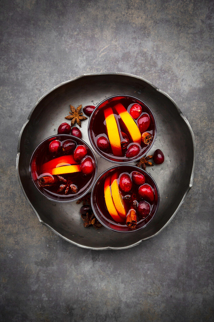 Glühwein mit Cranberries, Zimt, Orangenscheiben und Sternanis