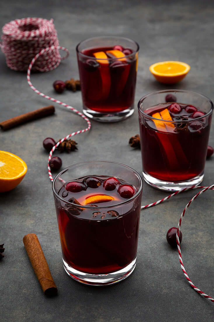 Glühwein mit Cranberries, Zimt, Orangenscheiben und Sternanis