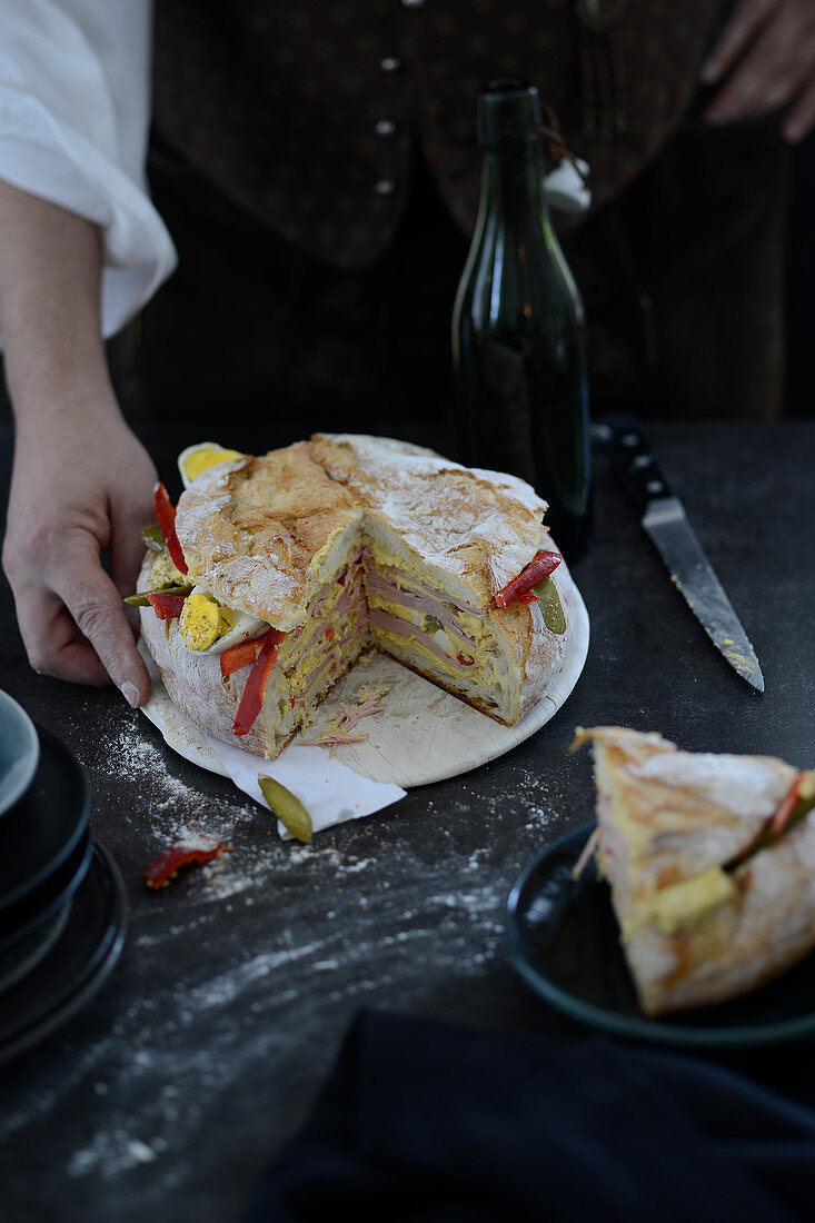 Gefülltes Picknickbrot, angeschnitten