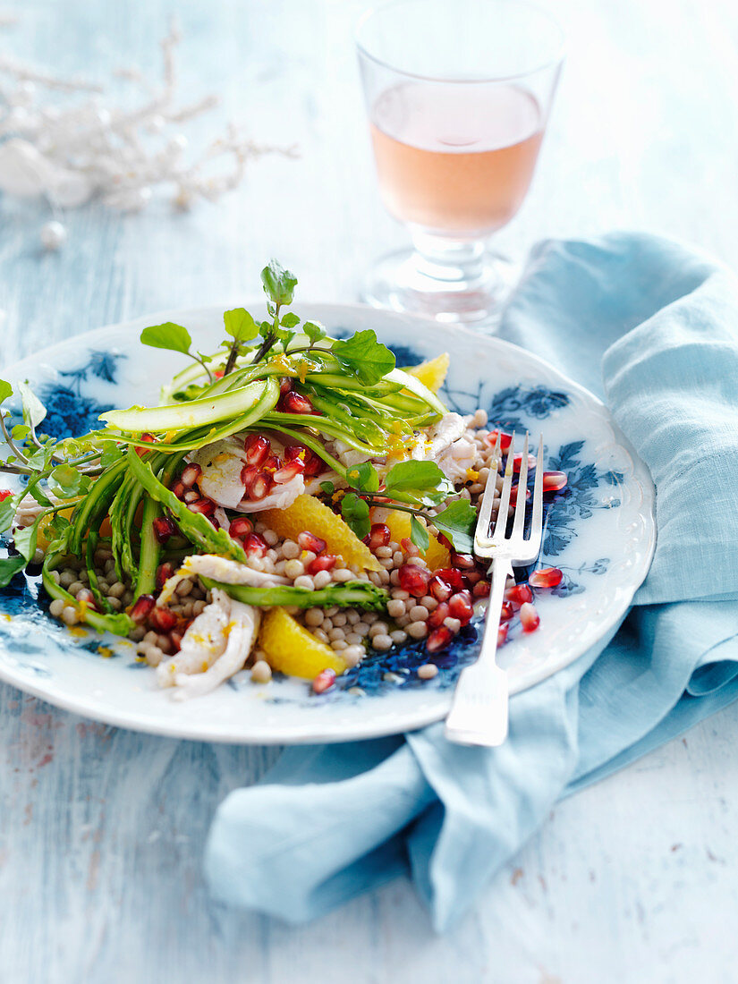 Perlcouscous-Salat mit Pute und Granatapfel zu Weihnachten