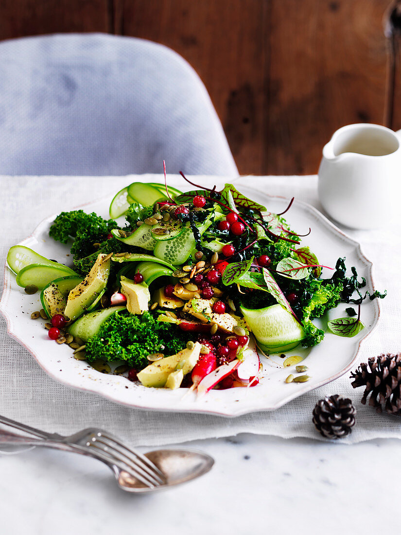 Grüner Salat mit roten Johannisbeeren und Orangendressing zu Weihnachten