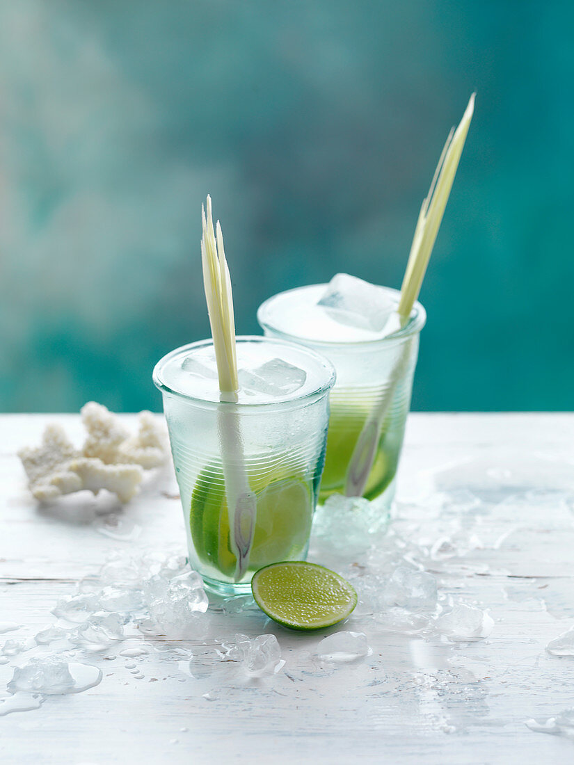 Kokos-Zitronengras-Cocktails mit Rum