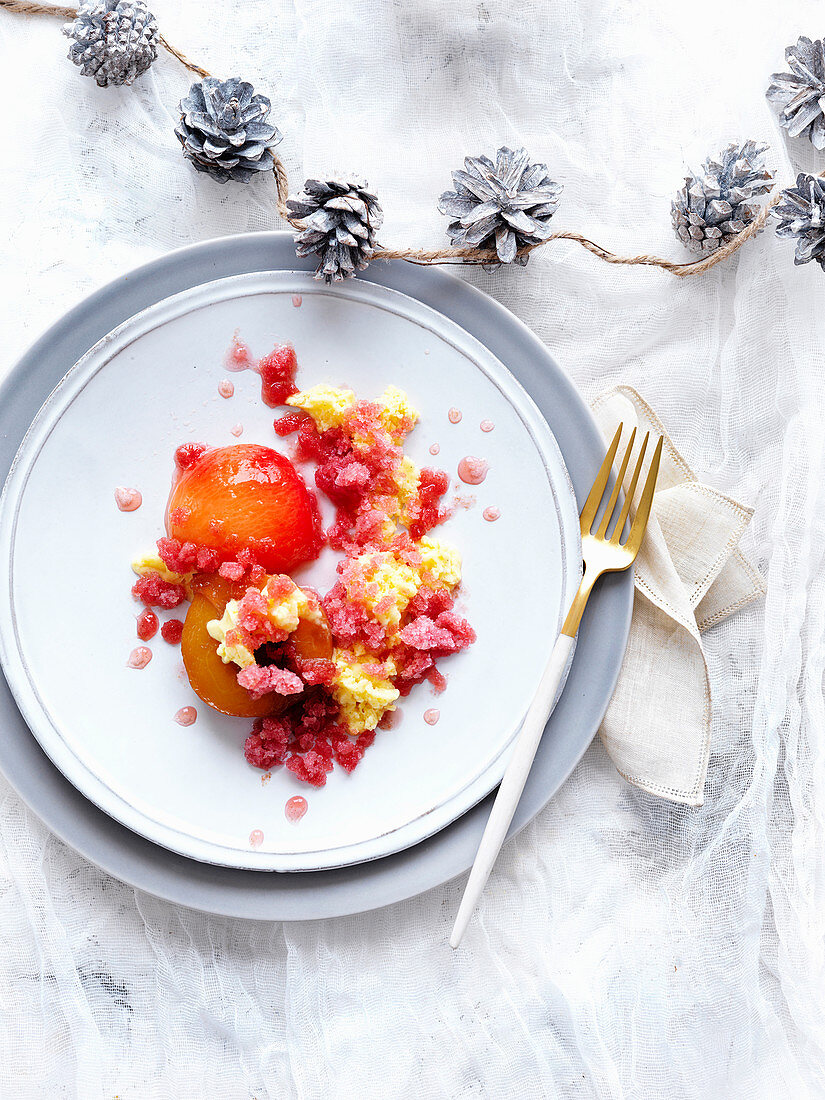 Pochierte Steinfrüchte mit Vanille-Rosen-Aroma und Granita