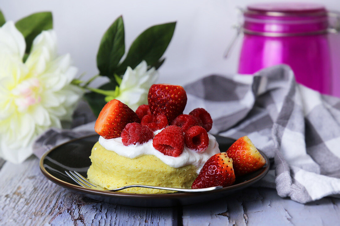 Kleiner Mikrowellenkuchen mit Quark und Beeren