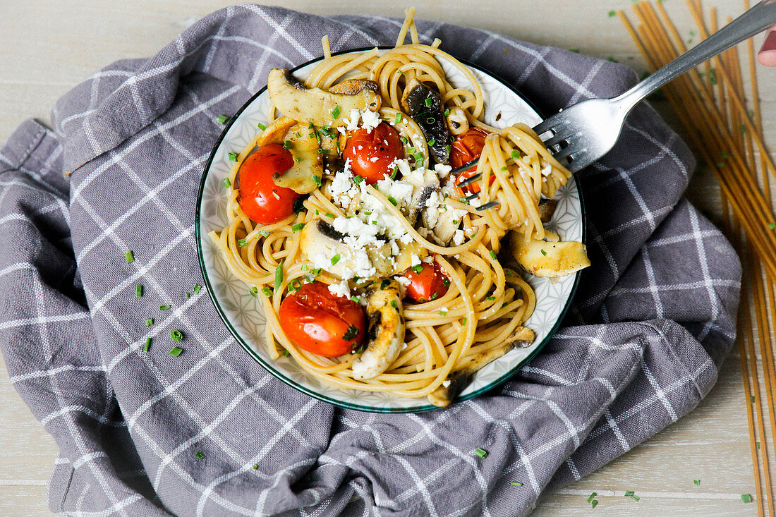 Spaghetti with tomatoes, mushrooms and feta cheese