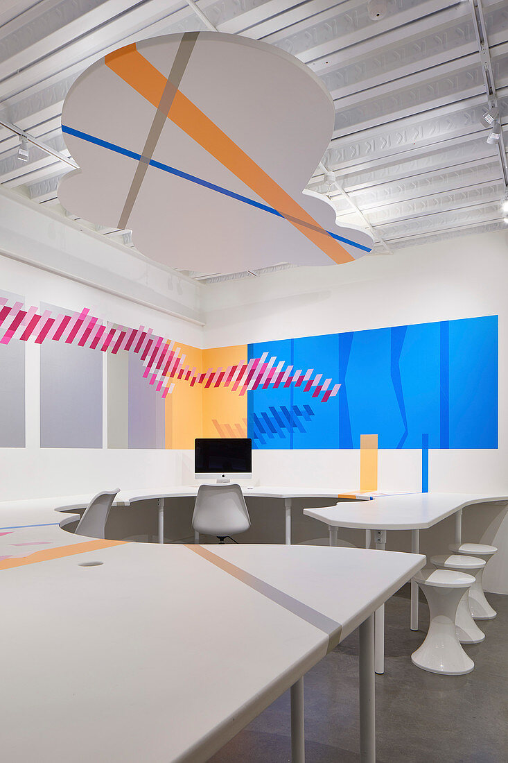 Grafische Tisch- und Wandgestaltung für ein Büro, abgehängte Decke in Wolkenform, HARU Gallery, London