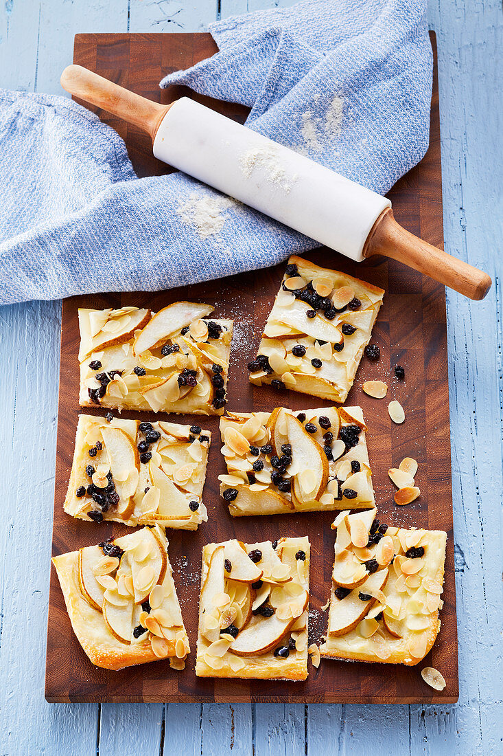 Sweet tarte cake with pears, almonds and raisins