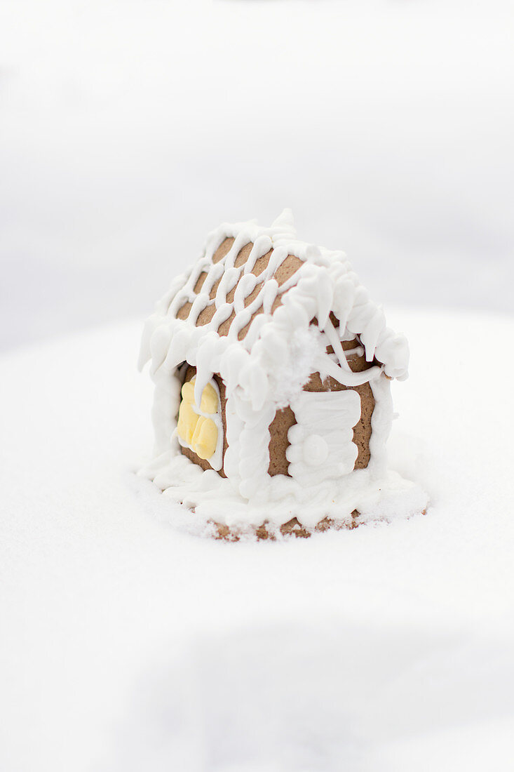 Lebkuchenhaus im Schnee