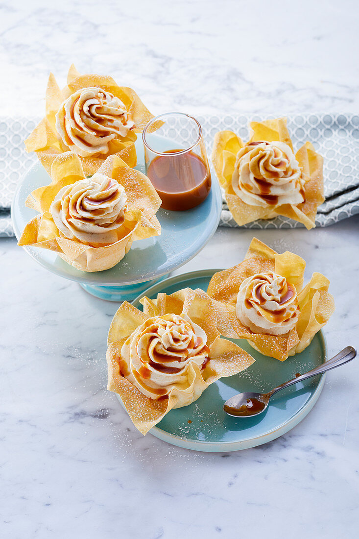 Crunchy tarts with caramel and apple cream