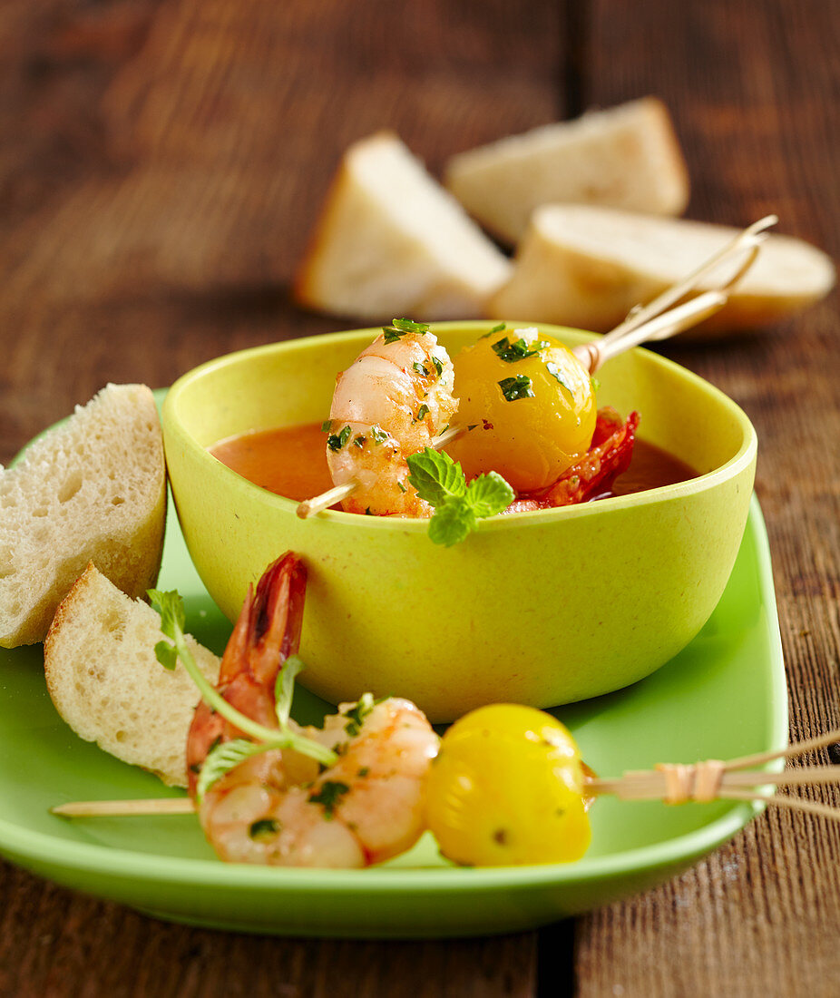 Selbstgemachter roter Ananas-Ketchup zu Garnelenspießen