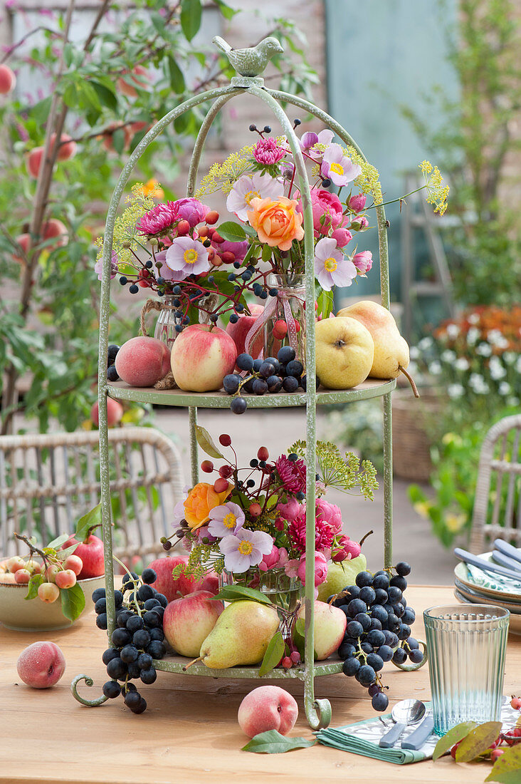 Erntedank Dekoration mit Obst und Blumensträußen auf Etagere