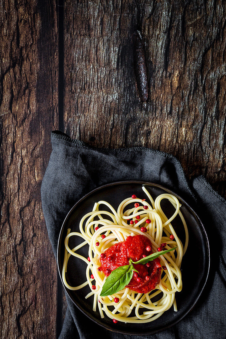 Spaghetti mit Tomatensauce und rotem Pfeffer