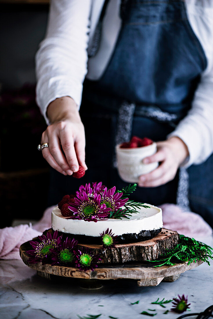 Cheesecake mit Himbeeren und Blumendekoration