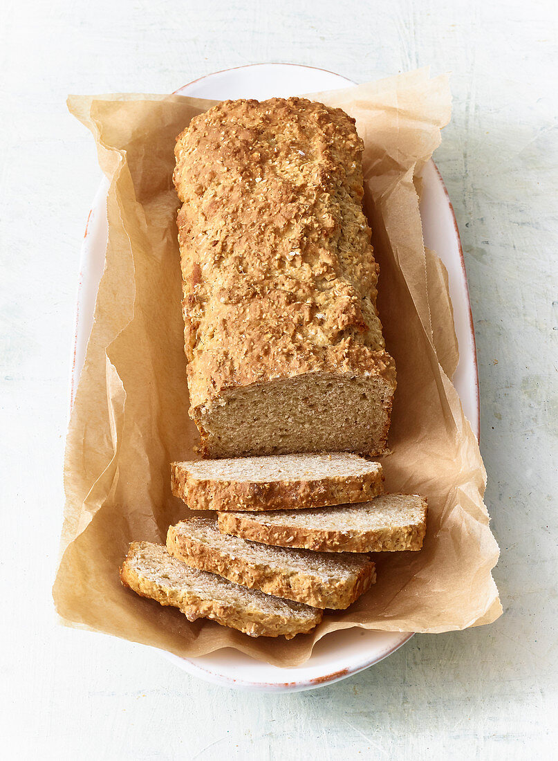 Haferflocken-Kastenbrot mit Buttermilch und Honig