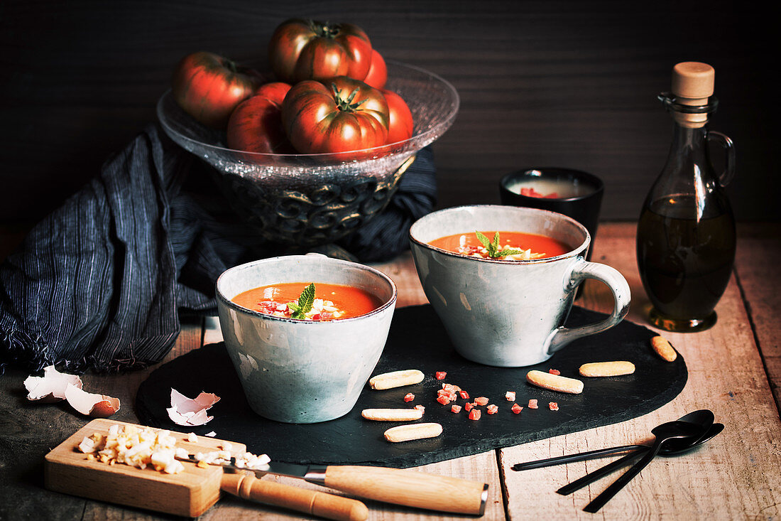 Tomaten-Gazpacho mit Ei und Schinken