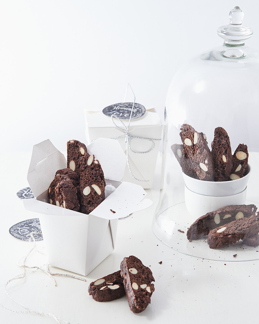 Chocolate cantuccini as a gift