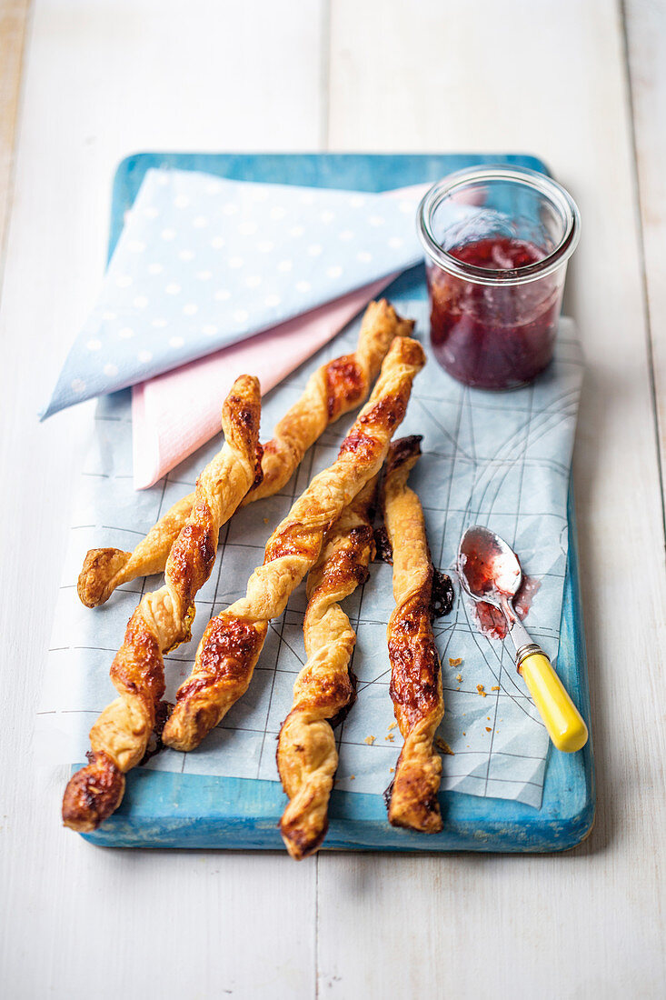 Blätterteigsticks mit Erdbeermarmelade