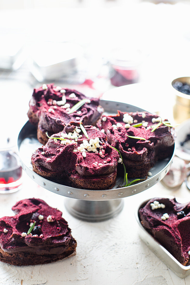 Brownies mit schwarzen Johannisbeeren