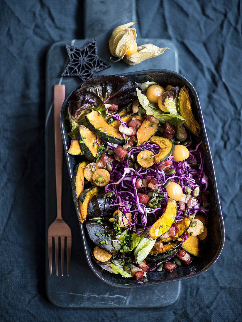 Kürbis-Rotkohl-Salat mit Kapstachelbeeren