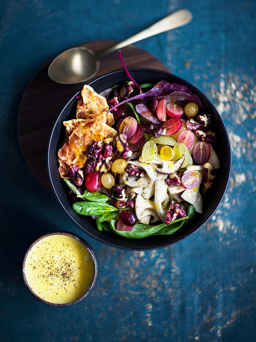 Trauben-Spinat-Salat mit Speck, Nüssen und Pilzen