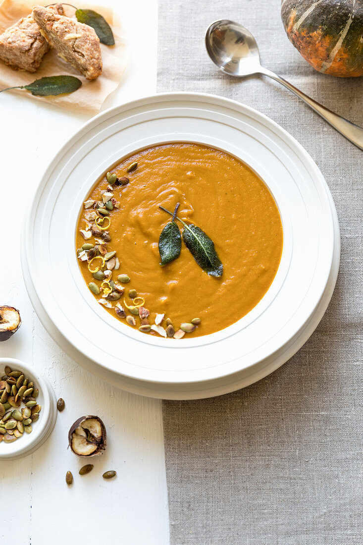 Vegane Kürbissuppe mit knusprigen Salbeiblättern