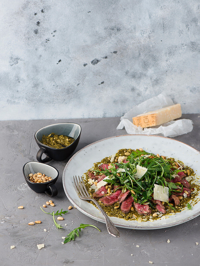 Steak strips with pesto, rocket and Parmesan