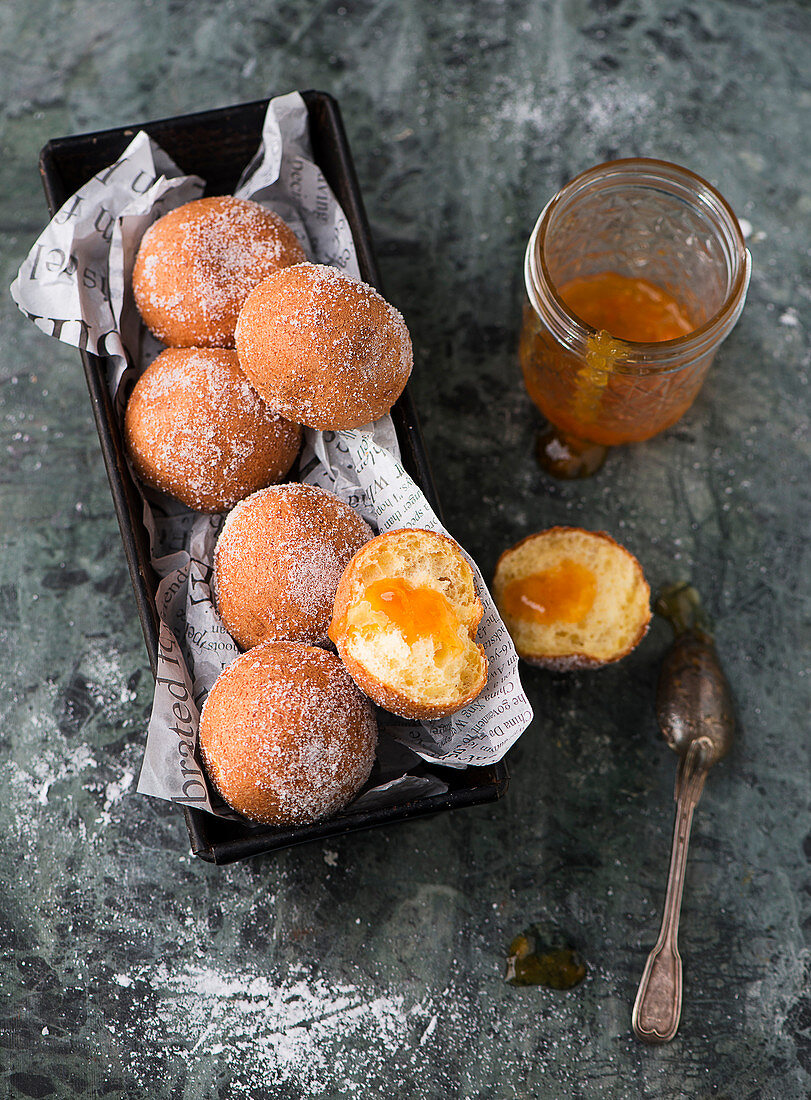 Quark balls with apricot jam