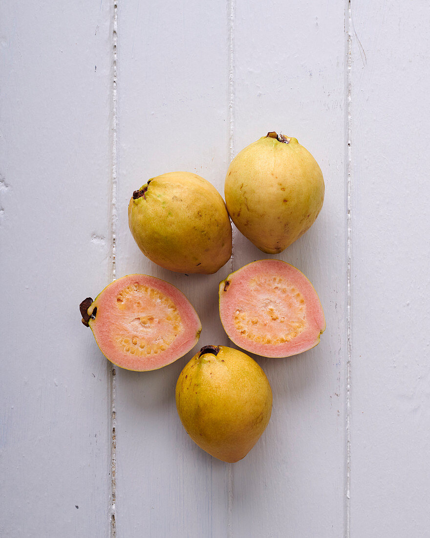 Frische Guaven, ganz und halbiert