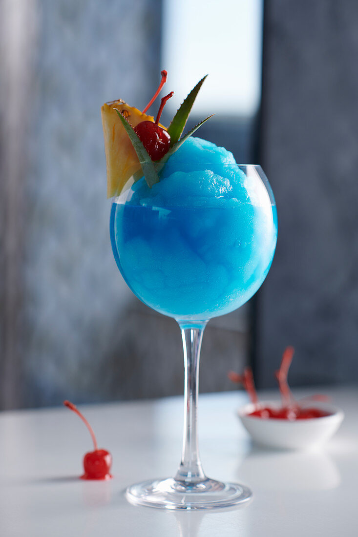 Ein blauer Cocktail mit Curacao