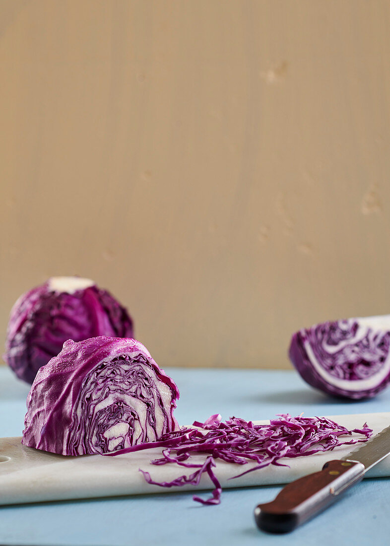 Cutting red cabbage