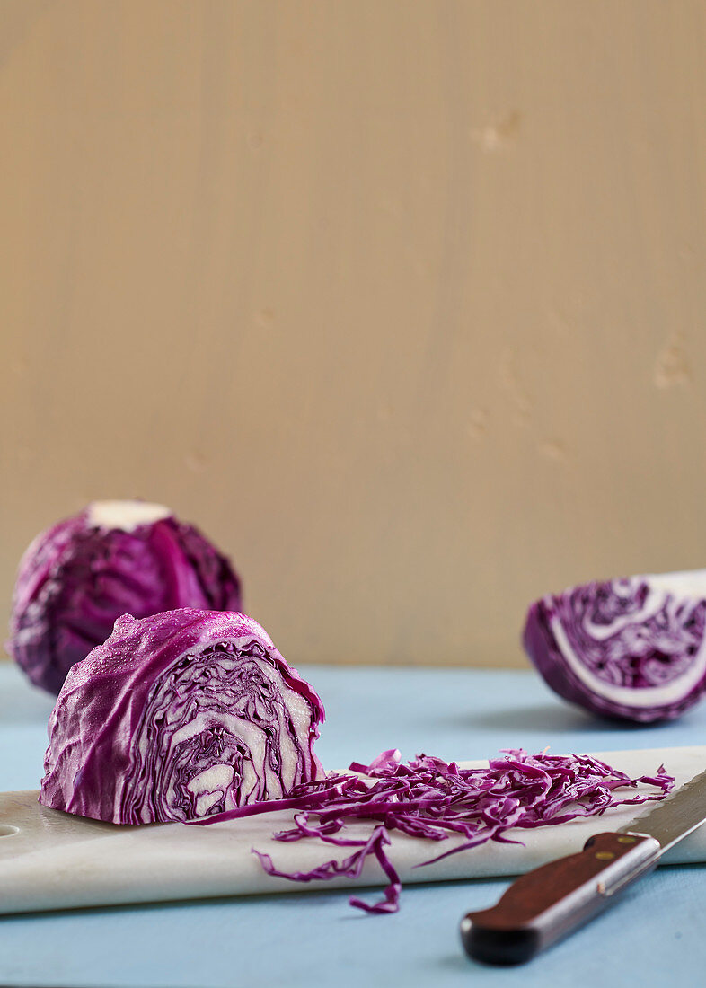 Frischer Rotkohl mit Messer auf Schneidebrett