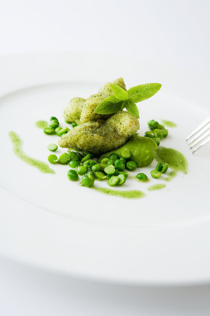 Baked sole strips with peas and mint