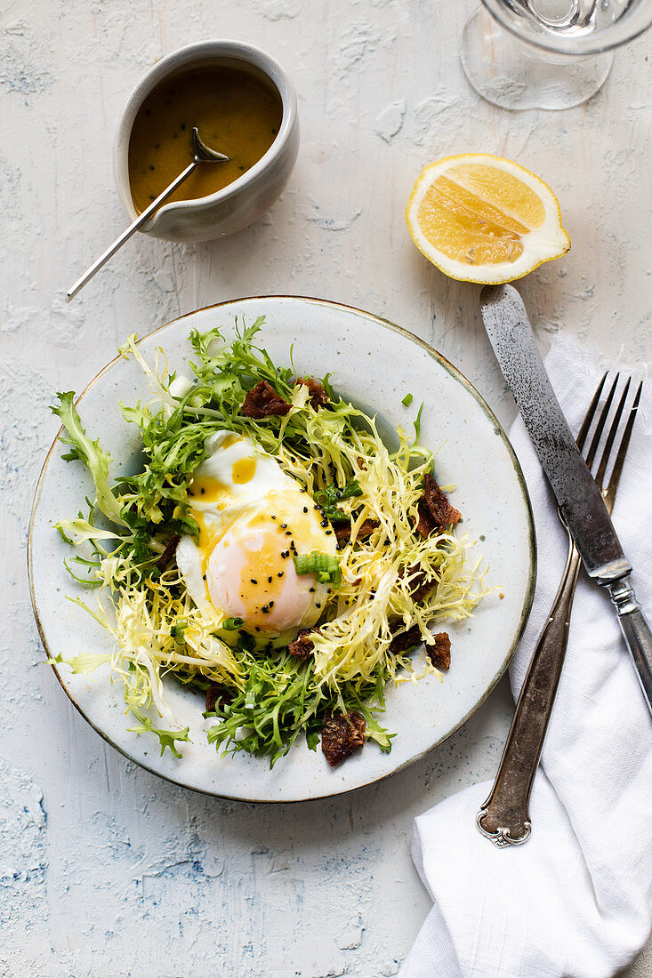 Salat Lyonnaise mit pochiertem Ei