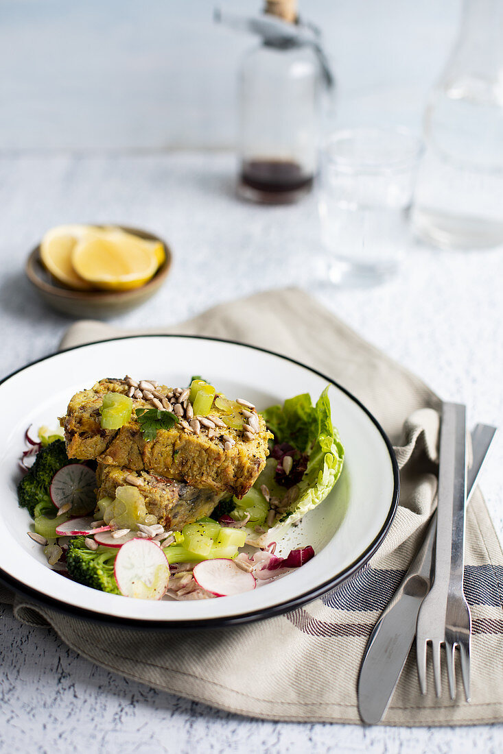 Gemüseterrine mit Salat und Sonnenblumenkernen