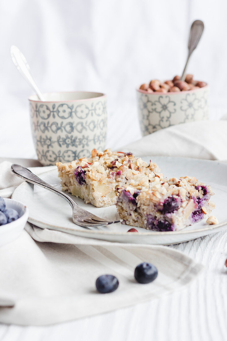 Baked Oatmeal mit Äpfeln und Heidelbeeren