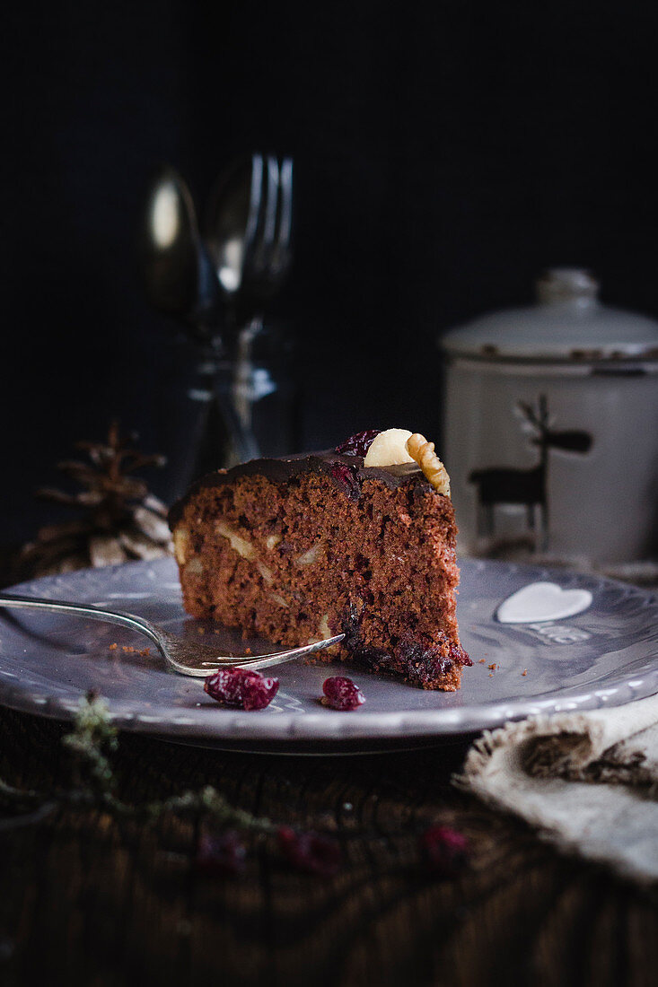 Ein Stück herbstlicher Cranberry-Schokokuchen mit Nüssen