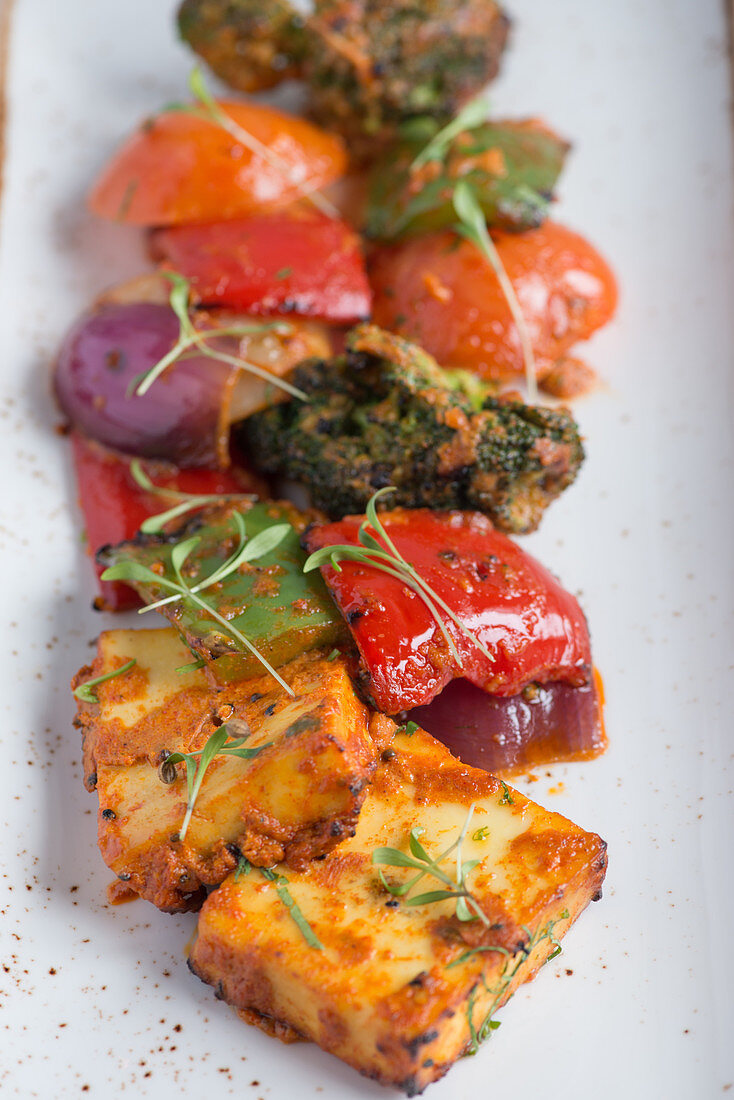 Paneer mit Gemüse vom Holzkohlegrill