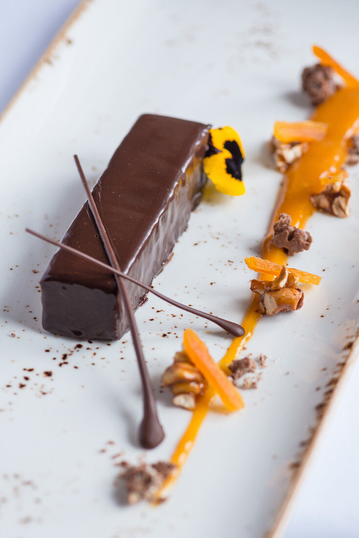 Mini-Schokoladenküchlein mit Nüssen und Coulis als Dessert